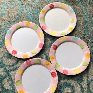 Four home melamine dinner plates with salt water taffy decoration